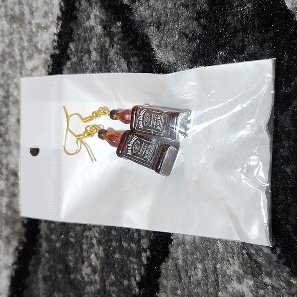 MINI JACK DANIELS WHISKEY BOTTLES DANGLING EARRINGS GIFT BOX PRICE FIRM - Picture 2 of 7